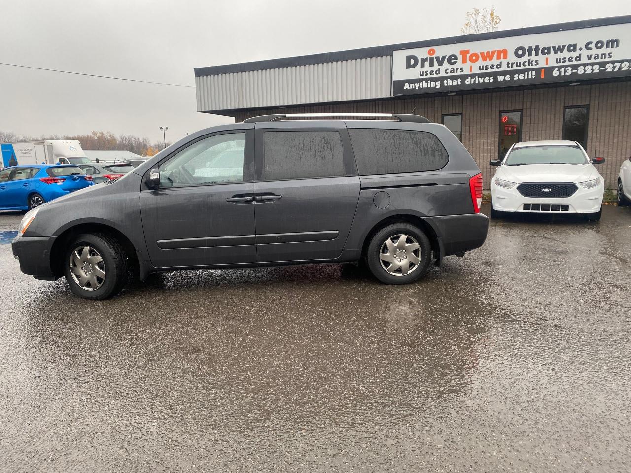 2014 Kia Sedona LX Photo2