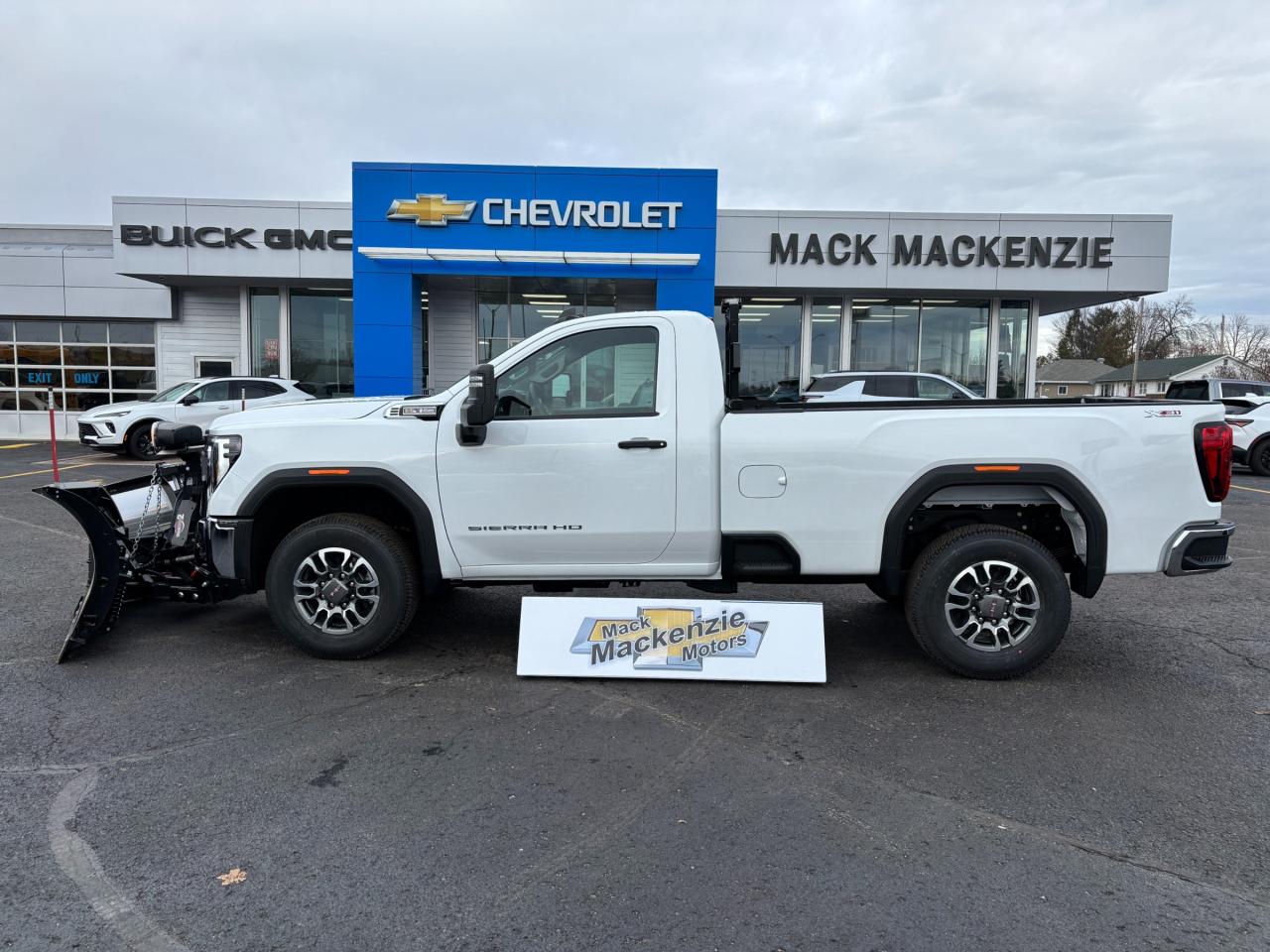 2026 GMC Sierra 3500 HD 2026 GMC Sierra 3500HD Pro Regular Cab 4WD Photo3