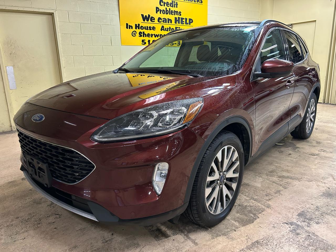 2021 Ford Escape Titanium Photo2