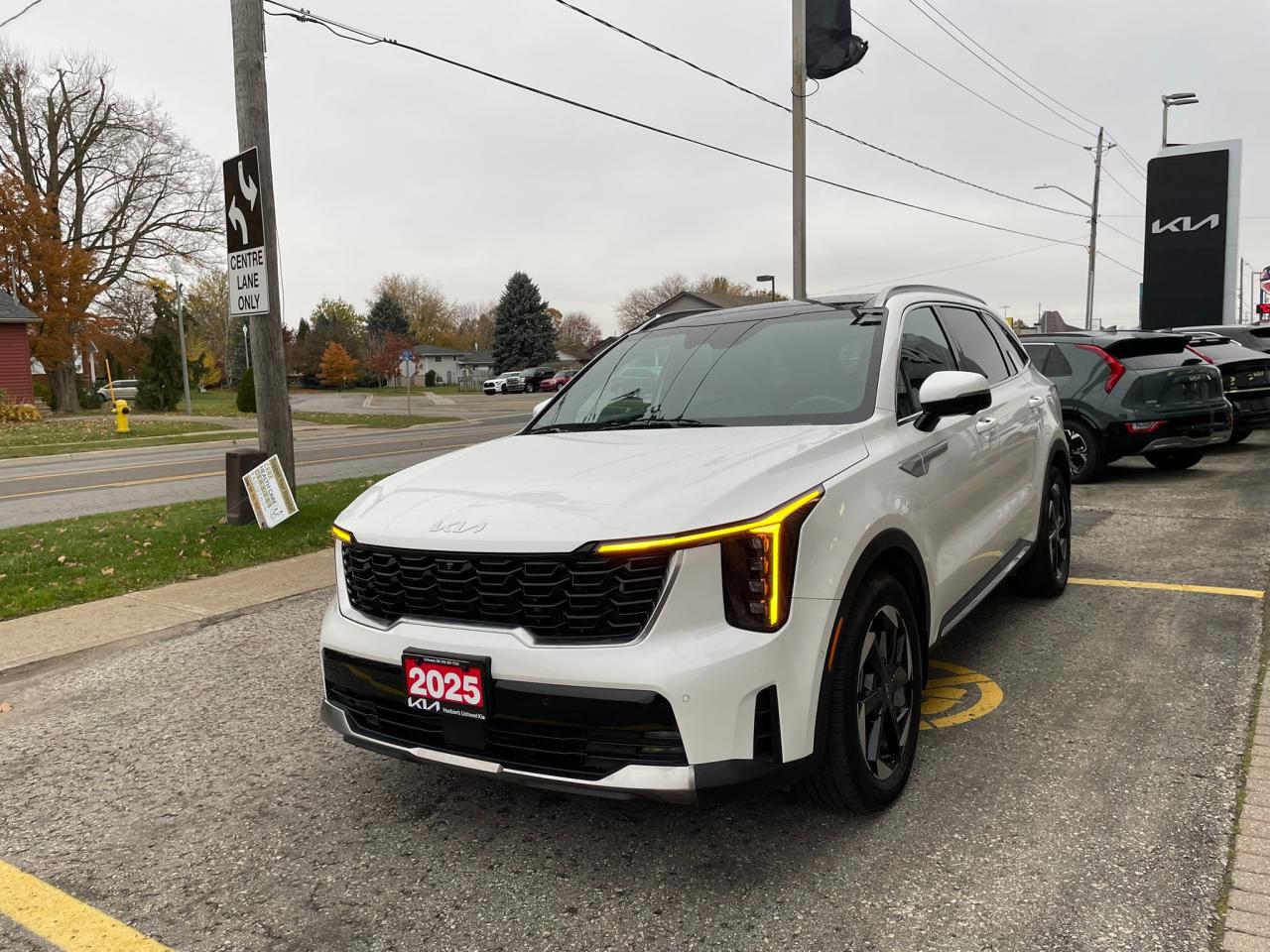 2025 Kia Sorento Plug-In Hybrid SX One Owner | Sunroof | Leather | Navigation | 19" Wheels Photo3