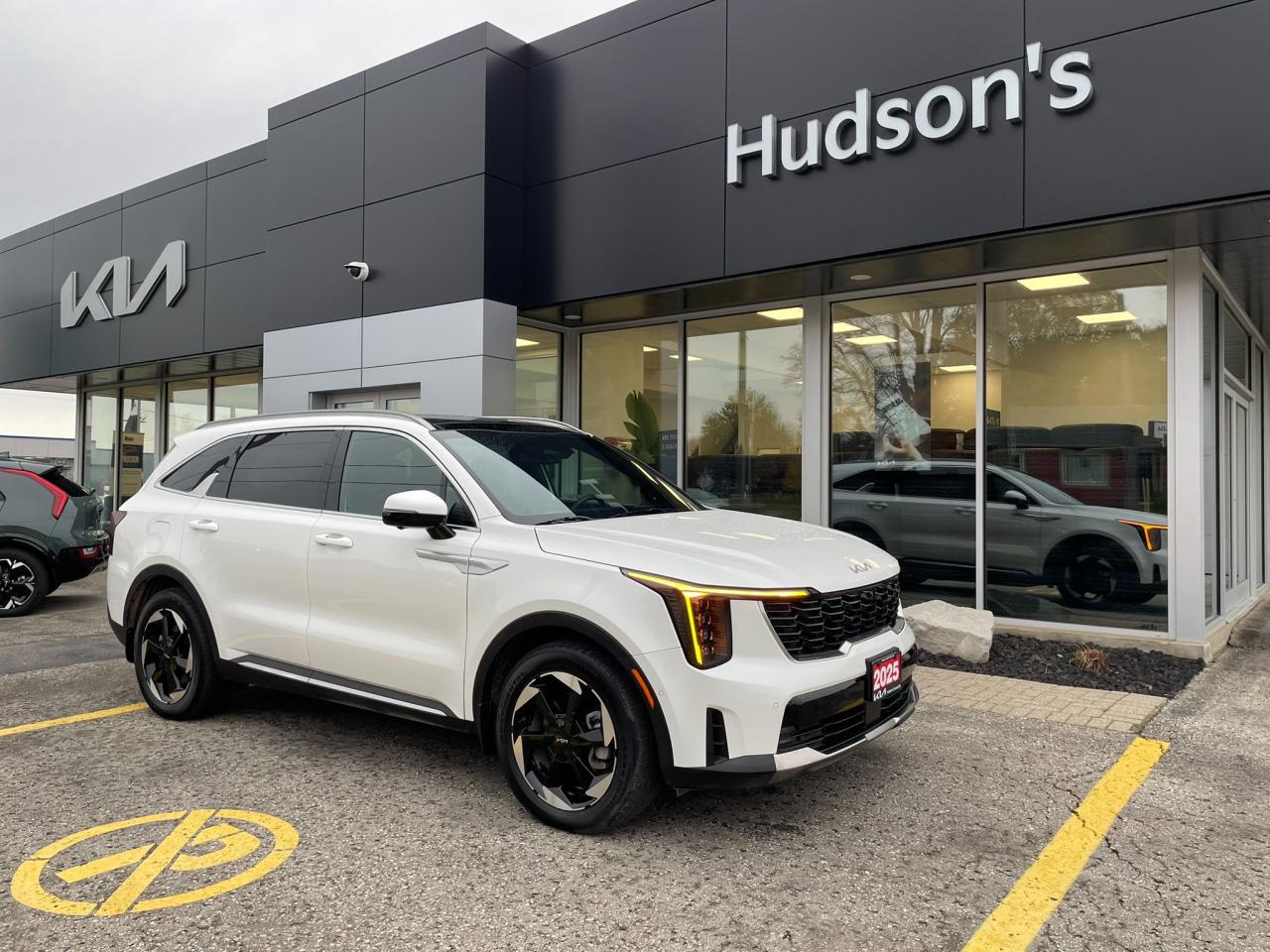 2025 Kia Sorento Plug-In Hybrid SX One Owner | Sunroof | Leather | Navigation | 19" Wheels Photo