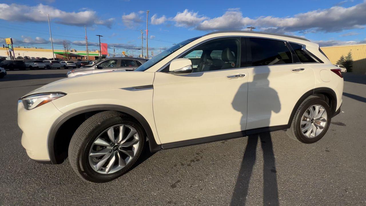 2021 Infiniti QX50 Luxe AWD, MOONROOF, HEATED LEATHER SEATS, POWER LIFTGATE, REMOTE START, BACK UP CAM, CRUISE CONTROL!! Photo