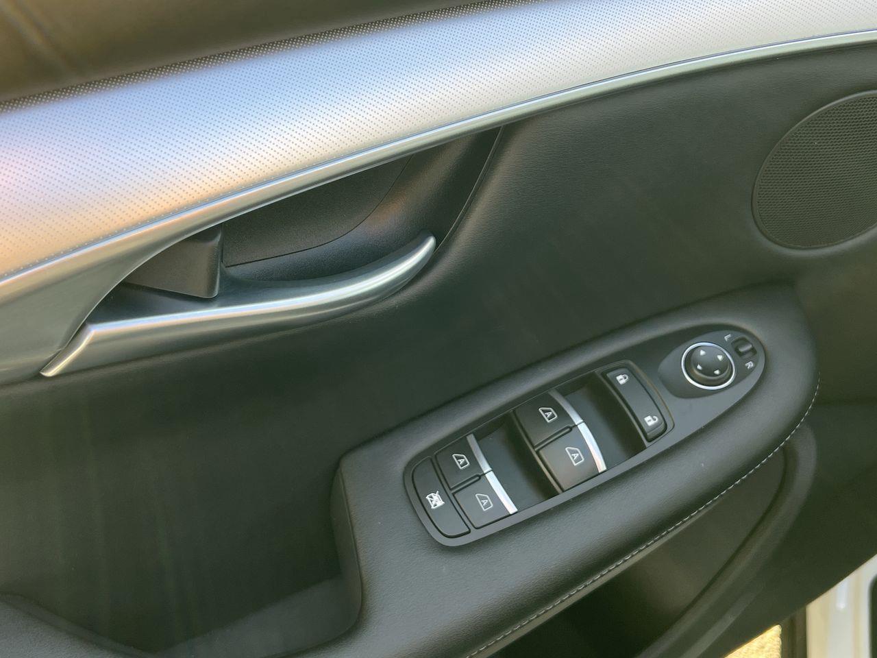 2021 Infiniti QX50 Luxe AWD, MOONROOF, HEATED LEATHER SEATS, POWER LIFTGATE, REMOTE START, BACK UP CAM, CRUISE CONTROL!! Photo