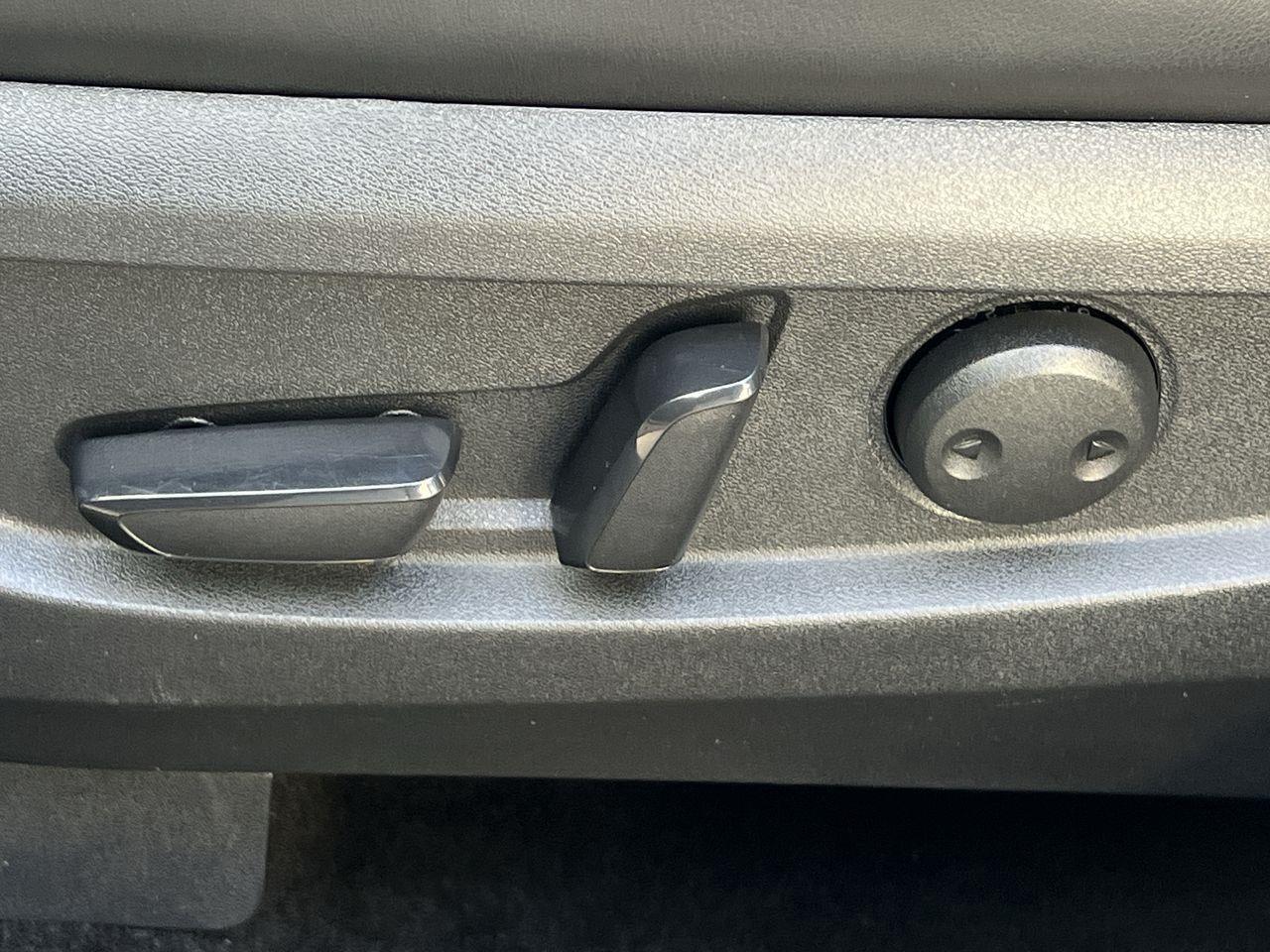 2021 Infiniti QX50 Luxe AWD, MOONROOF, HEATED LEATHER SEATS, POWER LIFTGATE, REMOTE START, BACK UP CAM, CRUISE CONTROL!! Photo