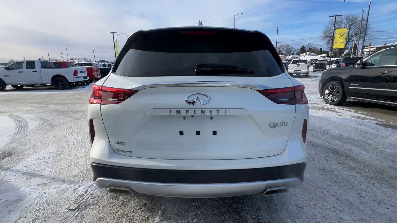 2021 Infiniti QX50 Luxe AWD, MOONROOF, HEATED LEATHER SEATS, POWER LIFTGATE, REMOTE START, BACK UP CAM, CRUISE CONTROL!! Photo2