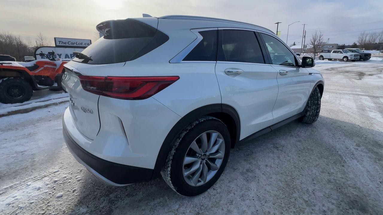2021 Infiniti QX50 Luxe AWD, MOONROOF, HEATED LEATHER SEATS, POWER LIFTGATE, REMOTE START, BACK UP CAM, CRUISE CONTROL!! Photo3