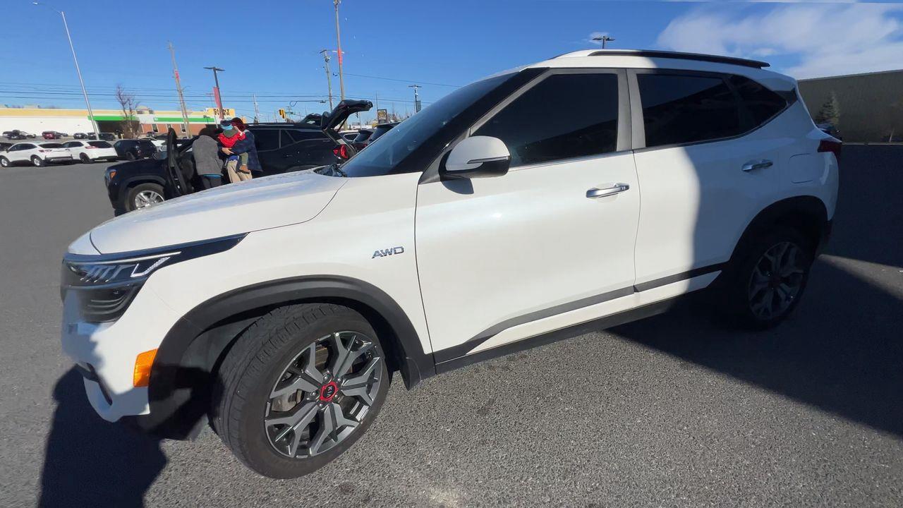 2021 Kia Seltos SX Turbo AWD, HEATED LEATHER SEATS, MOONROOF, NAV, SIRIUS XM, CRUISE CONTROL, BACK UP CAM!! Photo3