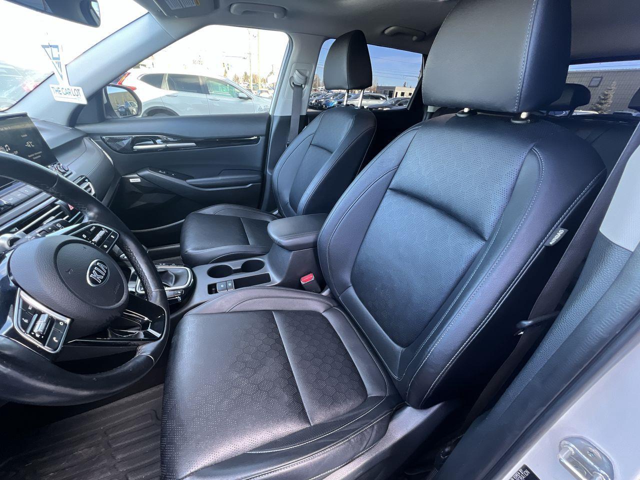 2021 Kia Seltos SX Turbo AWD, HEATED LEATHER SEATS, MOONROOF, NAV, SIRIUS XM, CRUISE CONTROL, BACK UP CAM!! Photo