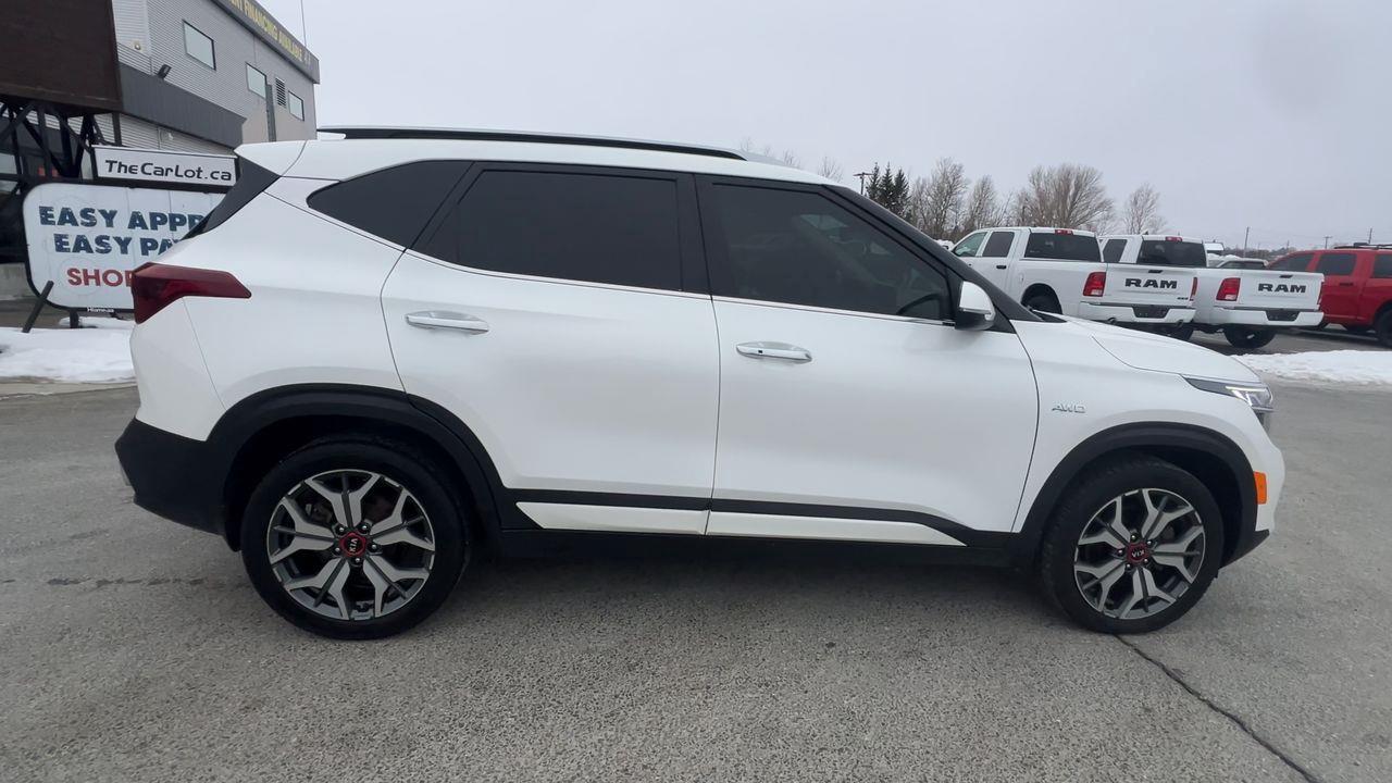 2021 Kia Seltos SX Turbo AWD, HEATED LEATHER SEATS, MOONROOF, NAV, SIRIUS XM, CRUISE CONTROL, BACK UP CAM!! Photo