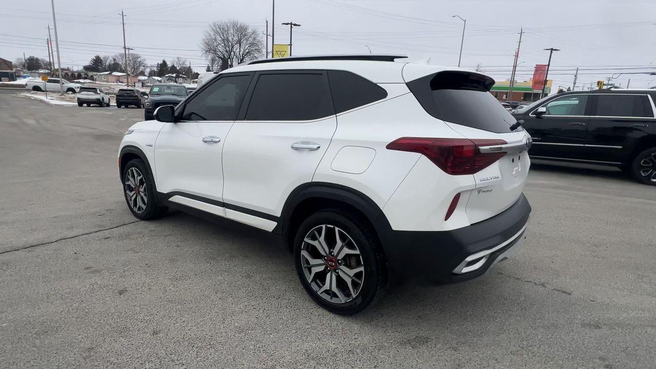 2021 Kia Seltos SX Turbo AWD, HEATED LEATHER SEATS, MOONROOF, NAV, SIRIUS XM, CRUISE CONTROL, BACK UP CAM!! Photo