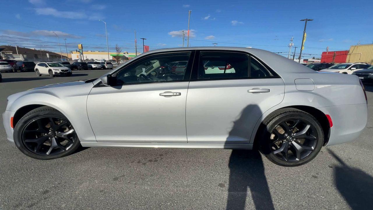 2023 Chrysler 300 Touring-L PREVIOUS DAILY RENTAL, LEATHER HEATED SEATS, NAV, SIRIUS XM, CRUISE CONTROL, BACK UP CAM!! Photo