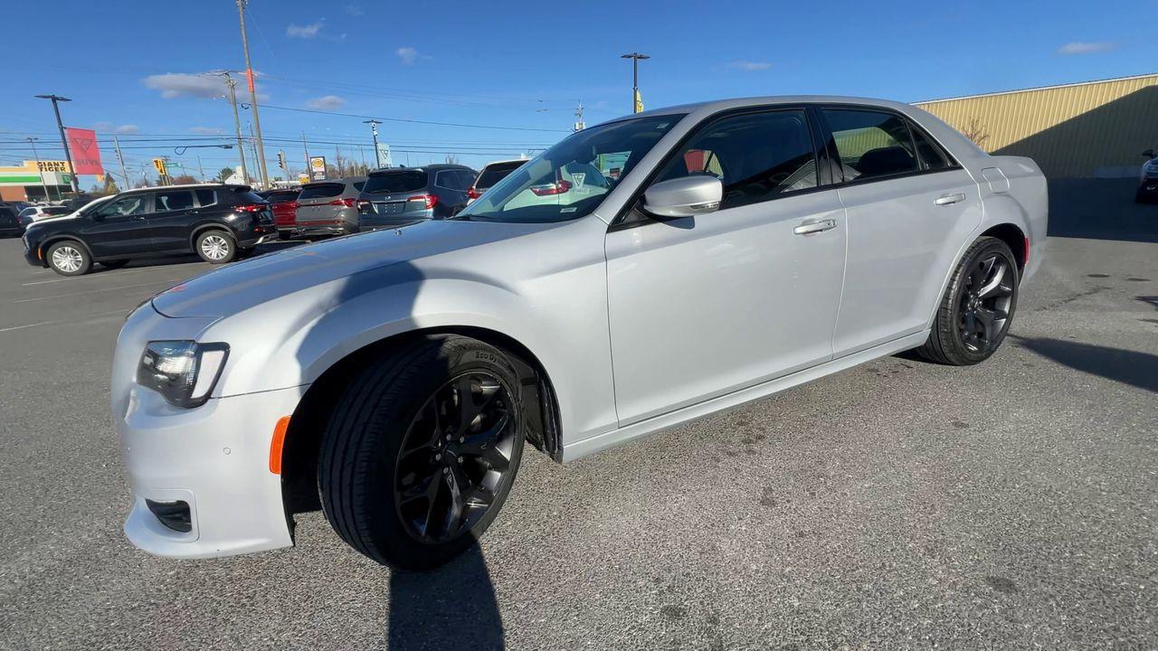 2023 Chrysler 300 Touring-L PREVIOUS DAILY RENTAL, LEATHER HEATED SEATS, NAV, SIRIUS XM, CRUISE CONTROL, BACK UP CAM!! Photo