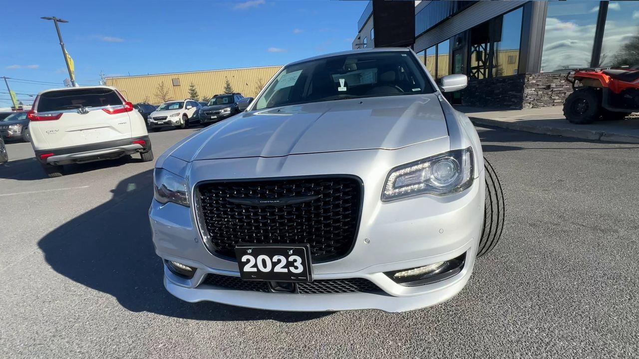 2023 Chrysler 300 Touring-L PREVIOUS DAILY RENTAL, LEATHER HEATED SEATS, NAV, SIRIUS XM, CRUISE CONTROL, BACK UP CAM!! Photo