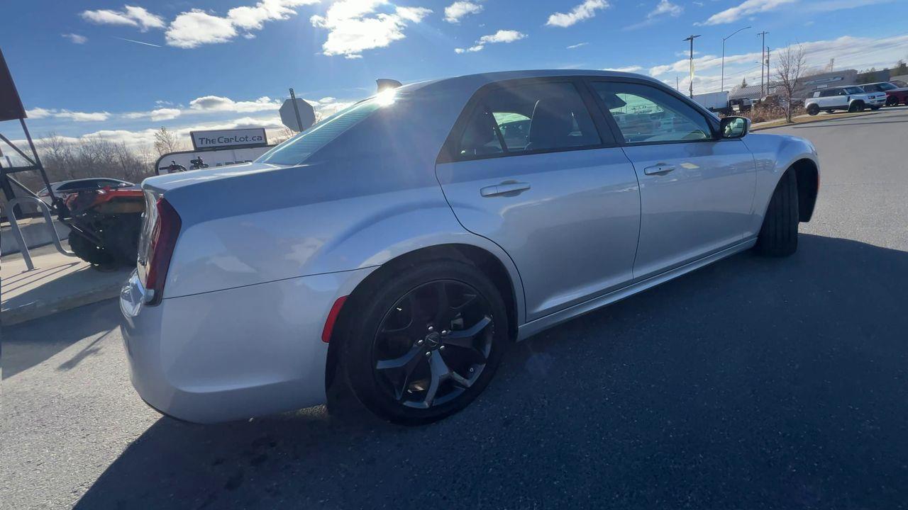 2023 Chrysler 300 Touring-L PREVIOUS DAILY RENTAL, LEATHER HEATED SEATS, NAV, SIRIUS XM, CRUISE CONTROL, BACK UP CAM!! Photo