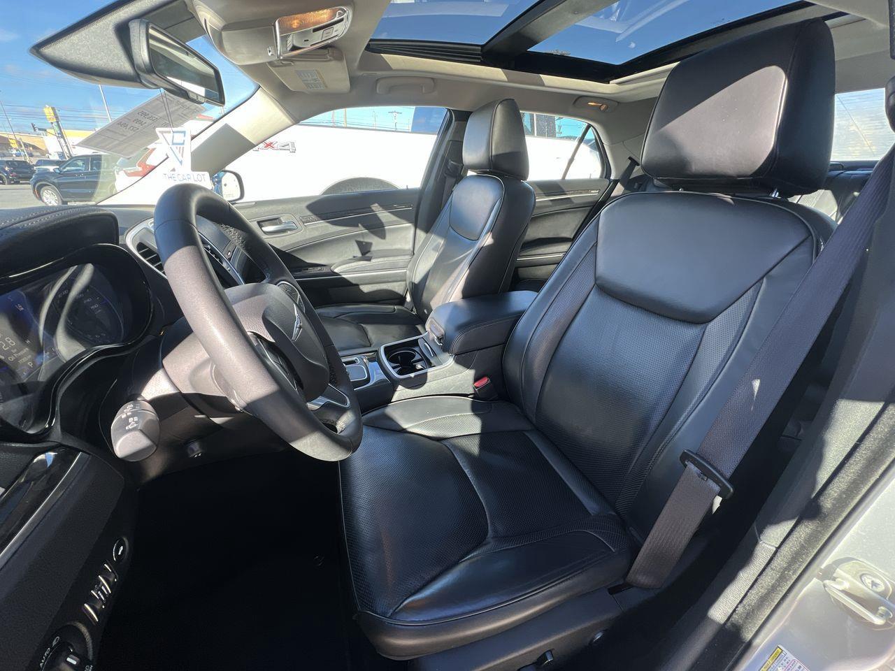 2023 Chrysler 300 Touring-L PREVIOUS DAILY RENTAL, LEATHER HEATED SEATS, NAV, SIRIUS XM, CRUISE CONTROL, BACK UP CAM!! Photo