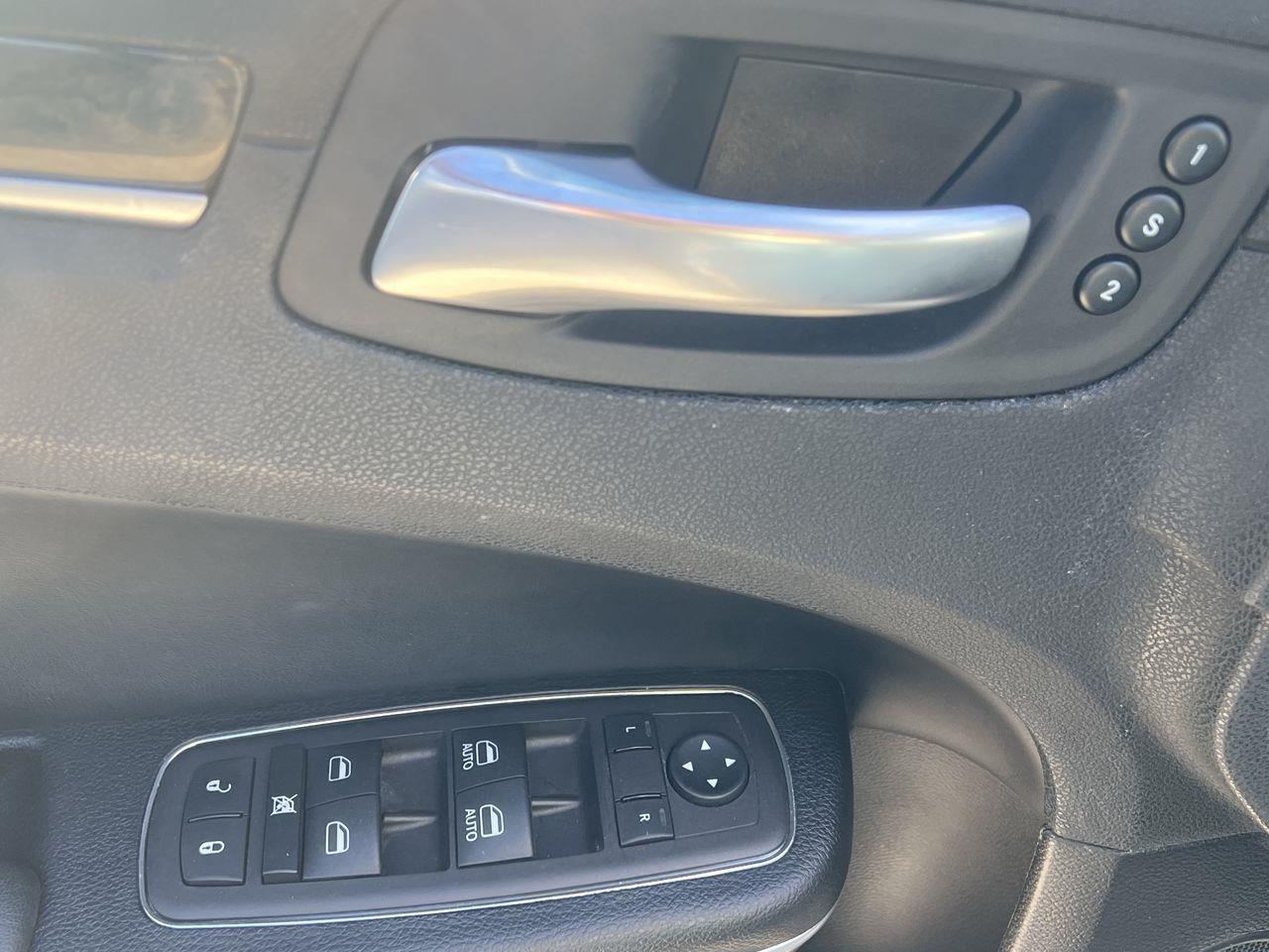 2023 Chrysler 300 Touring-L PREVIOUS DAILY RENTAL, LEATHER HEATED SEATS, NAV, SIRIUS XM, CRUISE CONTROL, BACK UP CAM!! Photo