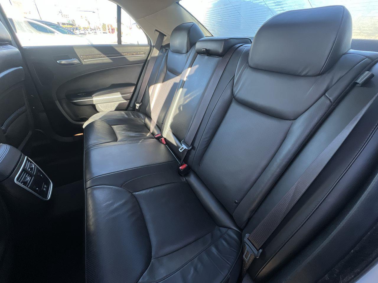 2023 Chrysler 300 Touring-L PREVIOUS DAILY RENTAL, LEATHER HEATED SEATS, NAV, SIRIUS XM, CRUISE CONTROL, BACK UP CAM!! Photo