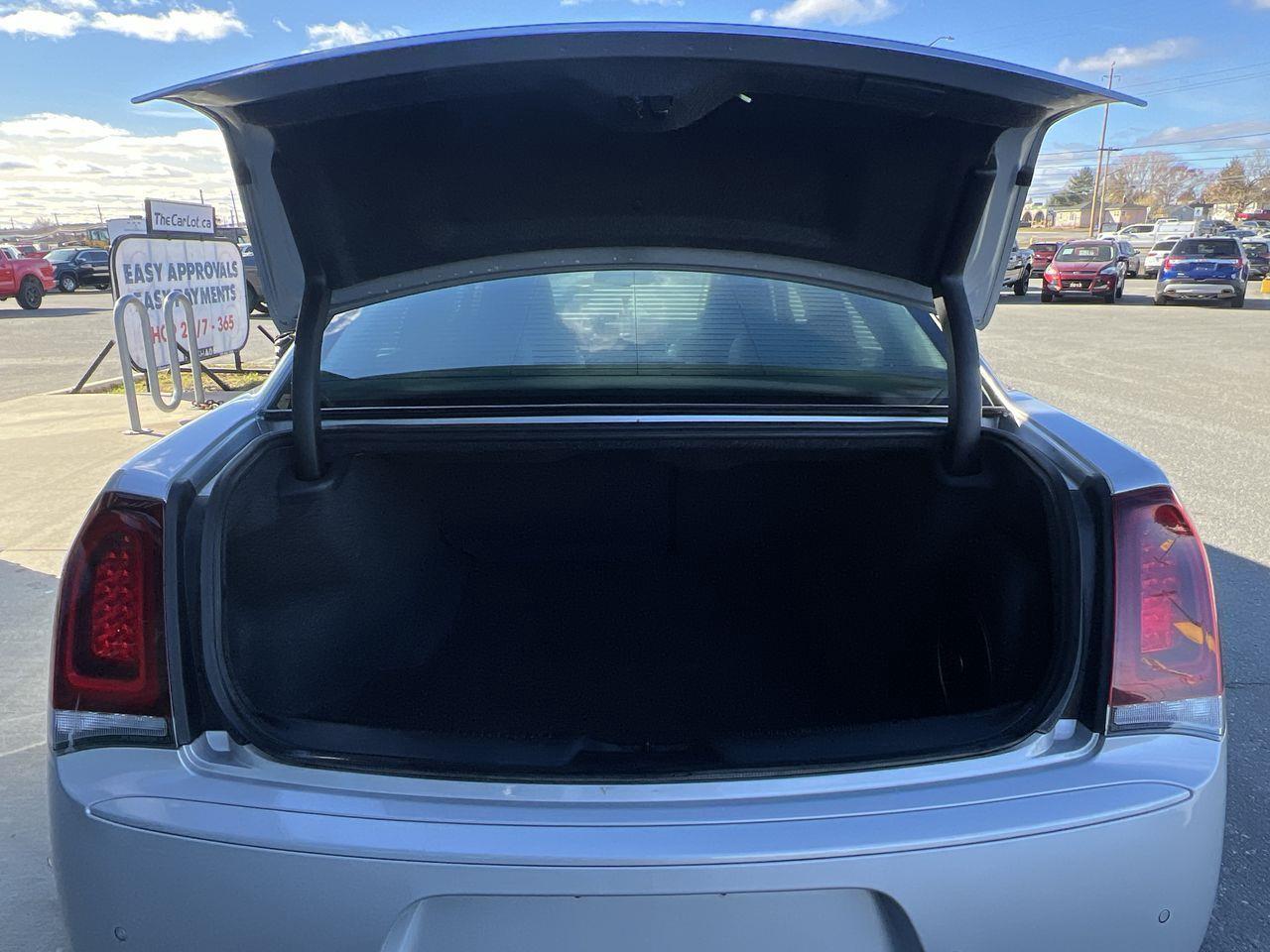 2023 Chrysler 300 Touring-L PREVIOUS DAILY RENTAL, LEATHER HEATED SEATS, NAV, SIRIUS XM, CRUISE CONTROL, BACK UP CAM!! Photo