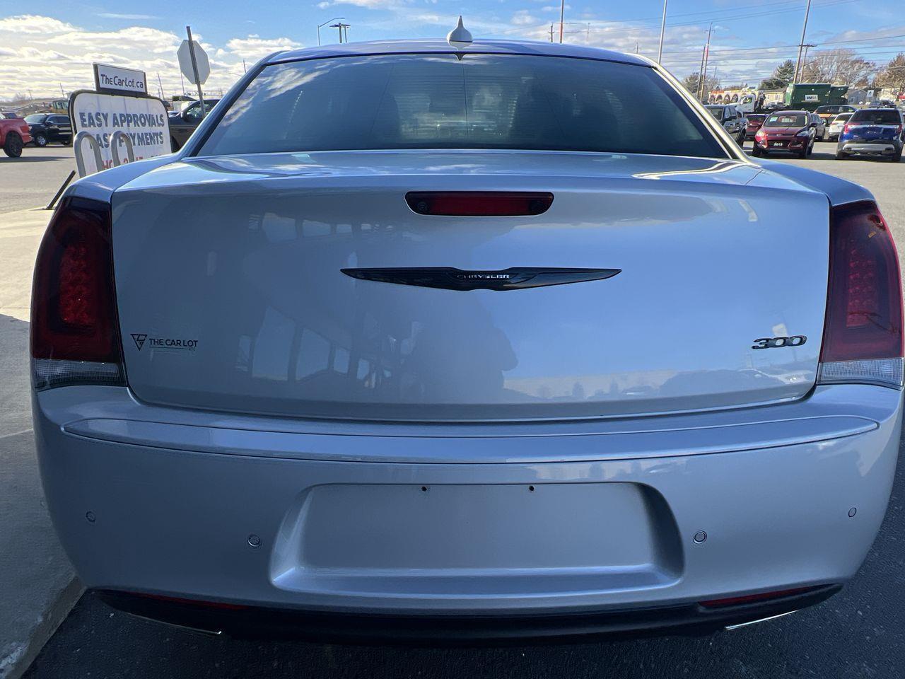 2023 Chrysler 300 Touring-L PREVIOUS DAILY RENTAL, LEATHER HEATED SEATS, NAV, SIRIUS XM, CRUISE CONTROL, BACK UP CAM!! Photo