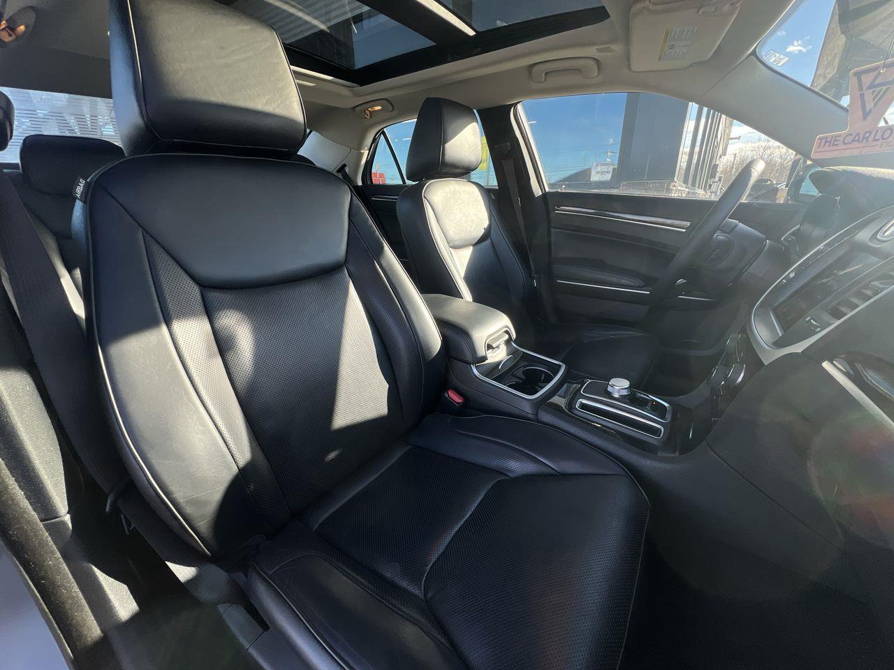 2023 Chrysler 300 Touring-L PREVIOUS DAILY RENTAL, LEATHER HEATED SEATS, NAV, SIRIUS XM, CRUISE CONTROL, BACK UP CAM!! Photo