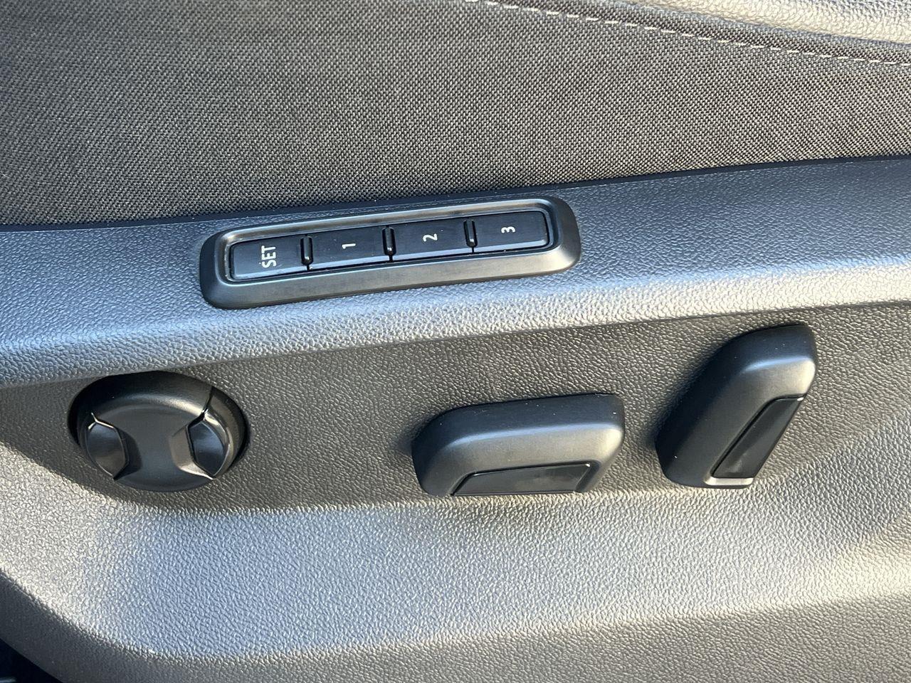 2020 Volkswagen Tiguan Highline AWD, HEATED LEATHER SEATS, MOONROOF, NAV, SIRIUS XM, POWER LIFTGATE, CRUISE CONTROL, BACK UP CAM!! Photo