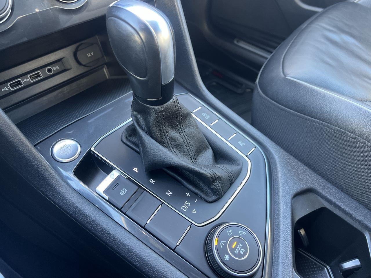 2020 Volkswagen Tiguan Highline AWD, HEATED LEATHER SEATS, MOONROOF, NAV, SIRIUS XM, POWER LIFTGATE, CRUISE CONTROL, BACK UP CAM!! Photo