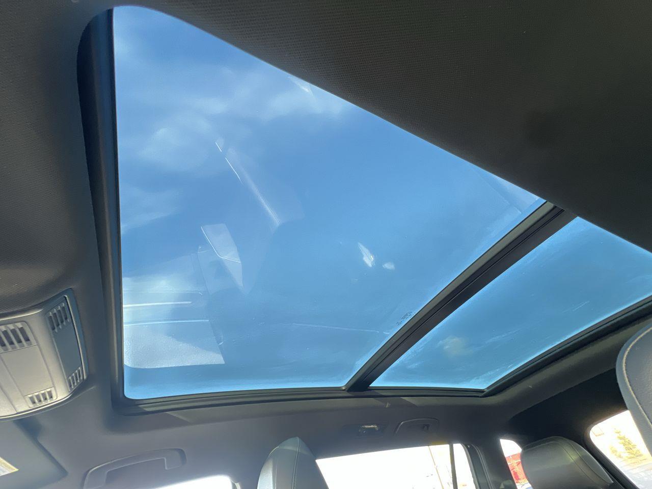 2020 Volkswagen Tiguan Highline AWD, HEATED LEATHER SEATS, MOONROOF, NAV, SIRIUS XM, POWER LIFTGATE, CRUISE CONTROL, BACK UP CAM!! Photo