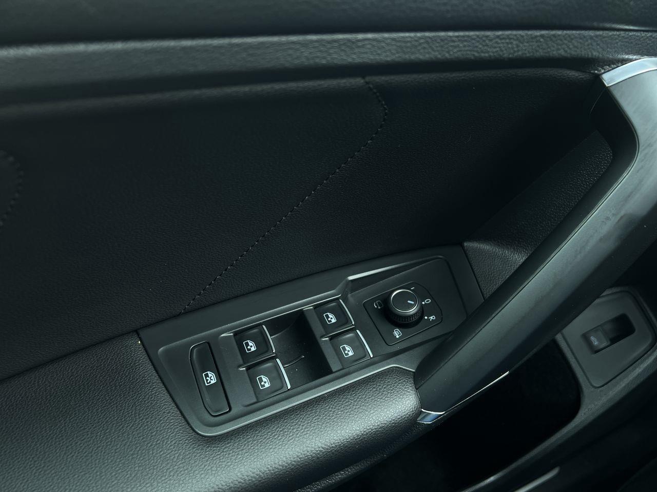 2020 Volkswagen Tiguan Highline AWD, HEATED LEATHER SEATS, MOONROOF, NAV, SIRIUS XM, POWER LIFTGATE, CRUISE CONTROL, BACK UP CAM!! Photo