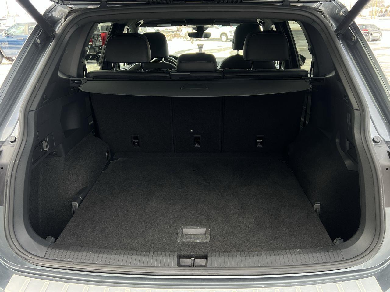 2020 Volkswagen Tiguan Highline AWD, HEATED LEATHER SEATS, MOONROOF, NAV, SIRIUS XM, POWER LIFTGATE, CRUISE CONTROL, BACK UP CAM!! Photo