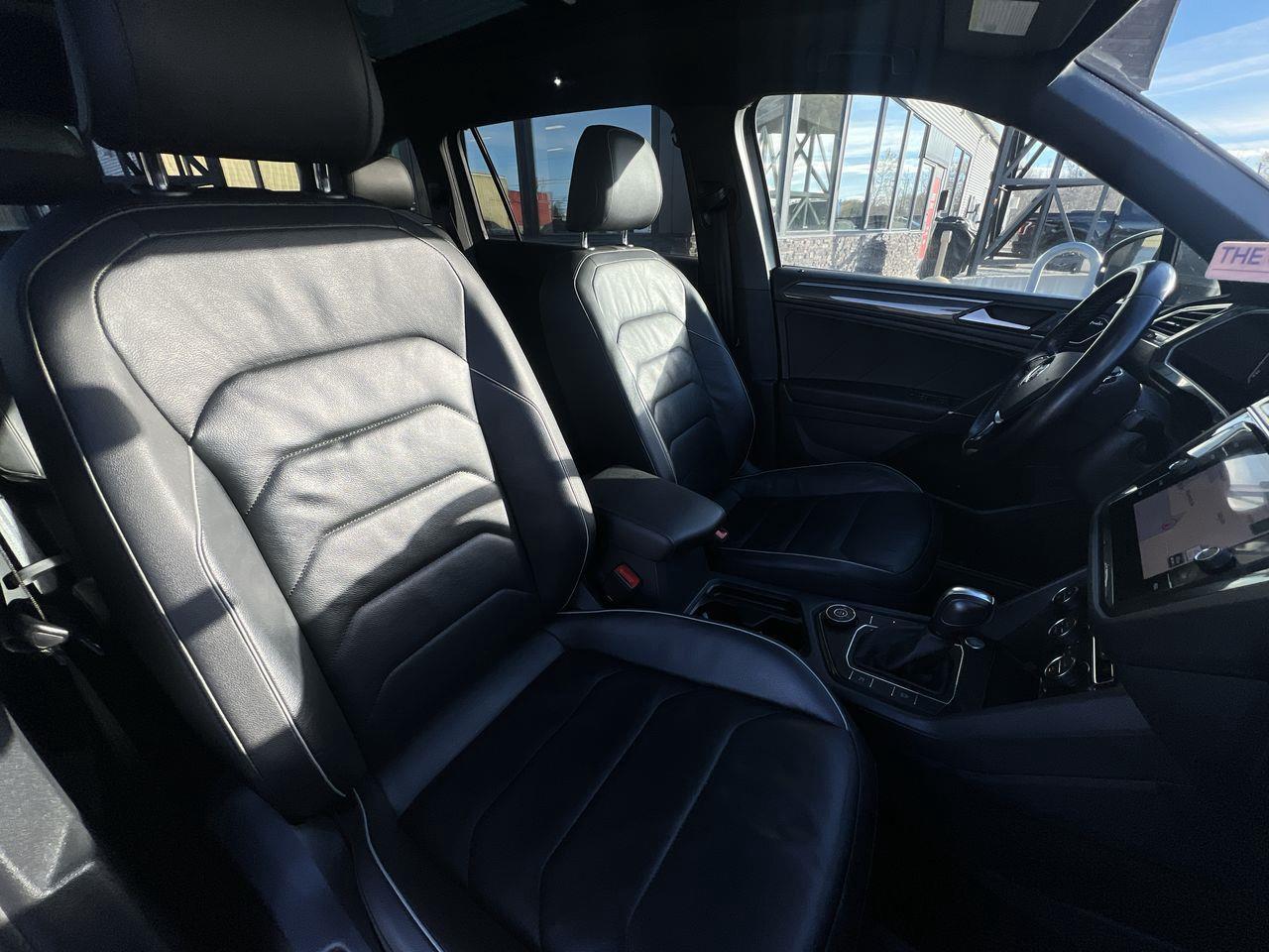 2020 Volkswagen Tiguan Highline AWD, HEATED LEATHER SEATS, MOONROOF, NAV, SIRIUS XM, POWER LIFTGATE, CRUISE CONTROL, BACK UP CAM!! Photo