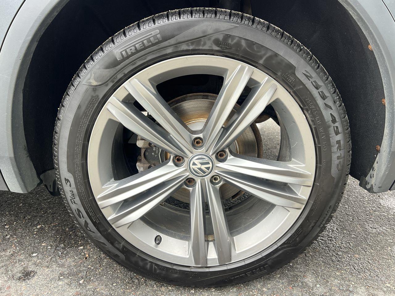 2020 Volkswagen Tiguan Highline AWD, HEATED LEATHER SEATS, MOONROOF, NAV, SIRIUS XM, POWER LIFTGATE, CRUISE CONTROL, BACK UP CAM!! Photo