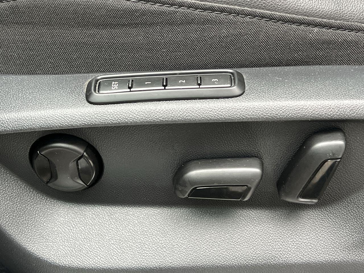 2020 Volkswagen Tiguan Highline AWD, HEATED LEATHER SEATS, MOONROOF, NAV, SIRIUS XM, POWER LIFTGATE, CRUISE CONTROL, BACK UP CAM!! Photo