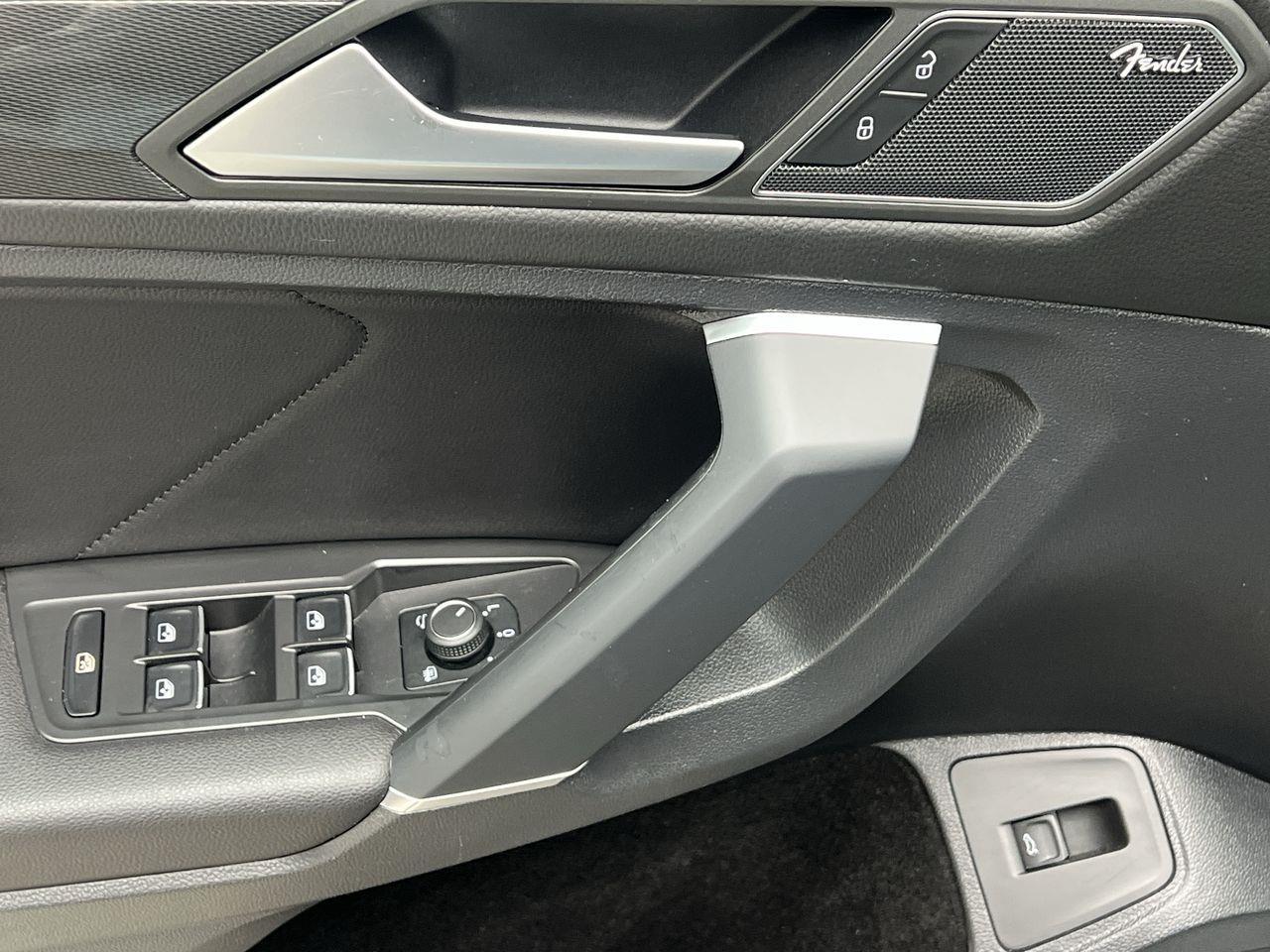 2020 Volkswagen Tiguan Highline AWD, HEATED LEATHER SEATS, MOONROOF, NAV, SIRIUS XM, POWER LIFTGATE, CRUISE CONTROL, BACK UP CAM!! Photo