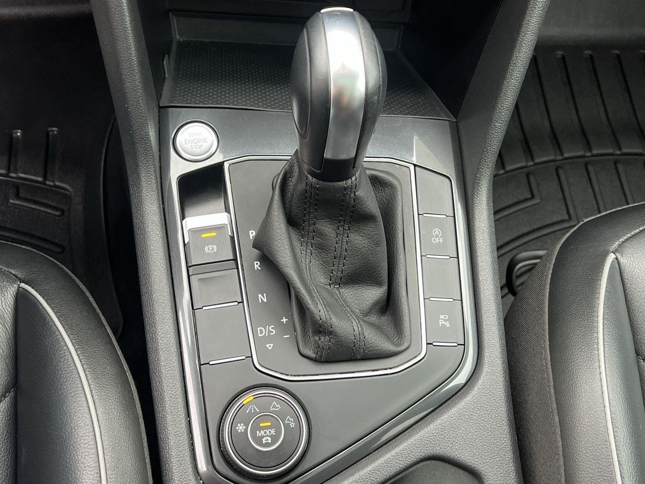 2020 Volkswagen Tiguan Highline AWD, HEATED LEATHER SEATS, MOONROOF, NAV, SIRIUS XM, POWER LIFTGATE, CRUISE CONTROL, BACK UP CAM!! Photo