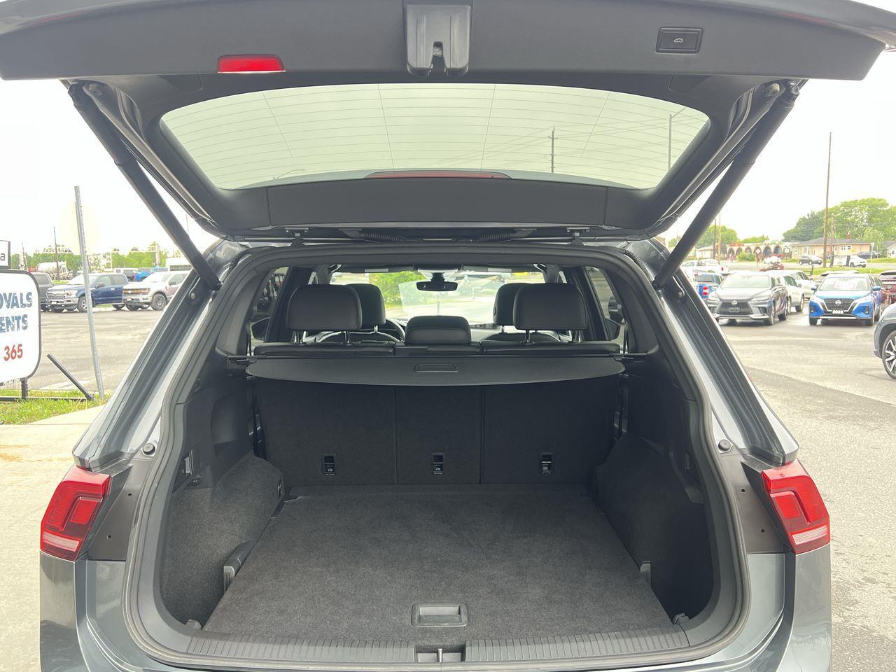 2020 Volkswagen Tiguan Highline AWD, HEATED LEATHER SEATS, MOONROOF, NAV, SIRIUS XM, POWER LIFTGATE, CRUISE CONTROL, BACK UP CAM!! Photo