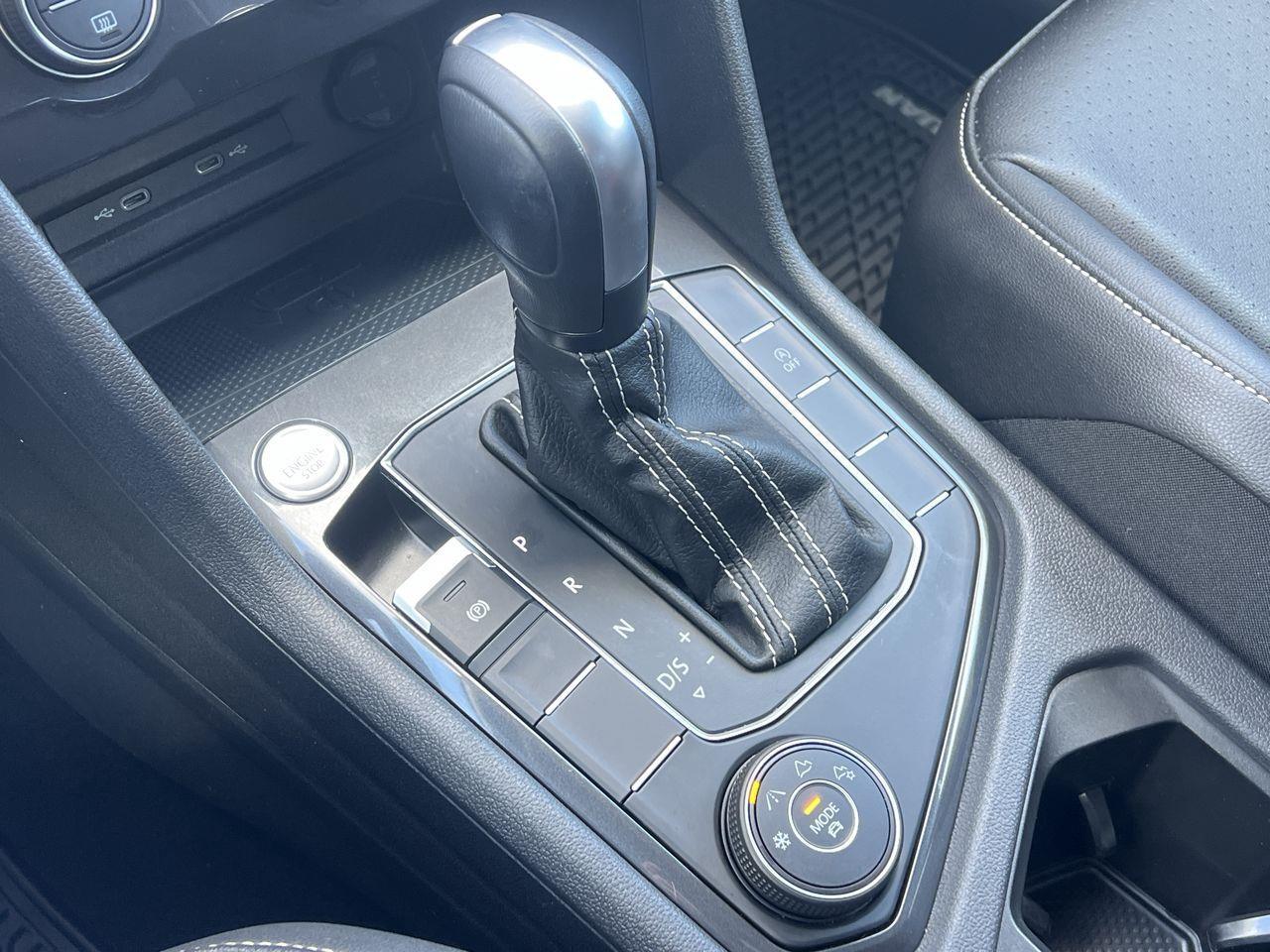 2021 Volkswagen Tiguan Comfortline AWD, LEATHER HEATED SEATS, NAVIGATION, BACK UP CAM!! Photo