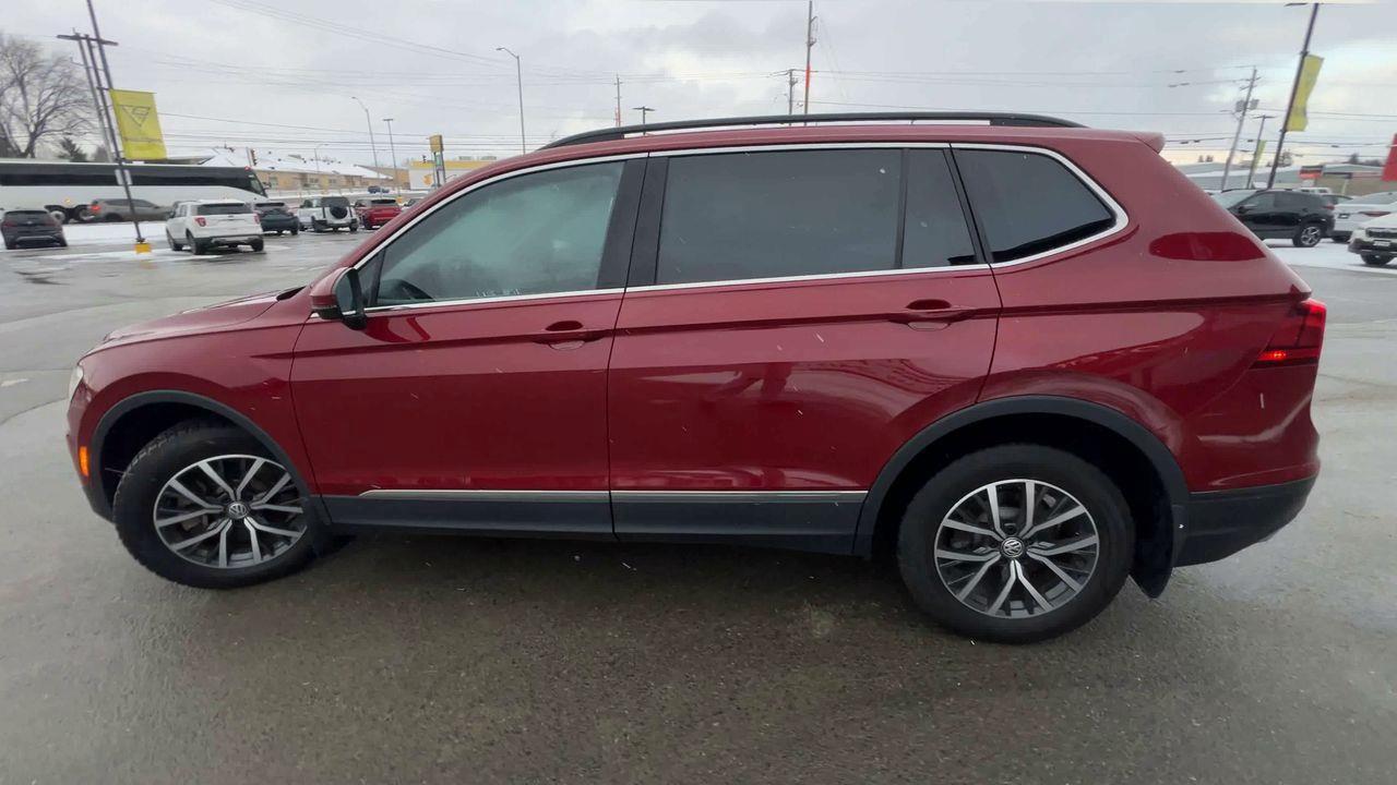 2021 Volkswagen Tiguan Comfortline AWD, LEATHER HEATED SEATS, NAVIGATION, BACK UP CAM!! Photo4