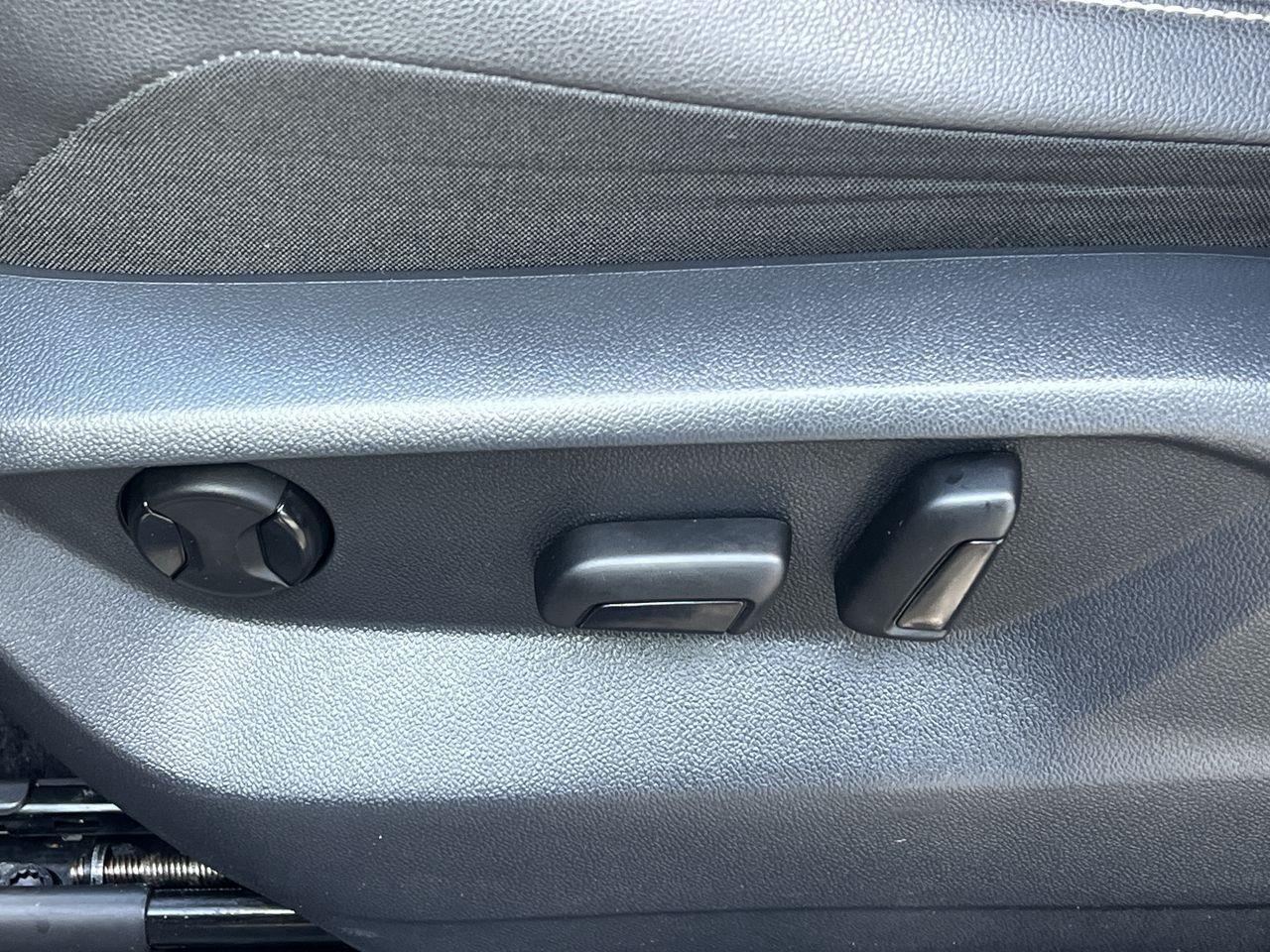 2021 Volkswagen Tiguan Comfortline AWD, LEATHER HEATED SEATS, NAVIGATION, BACK UP CAM!! Photo