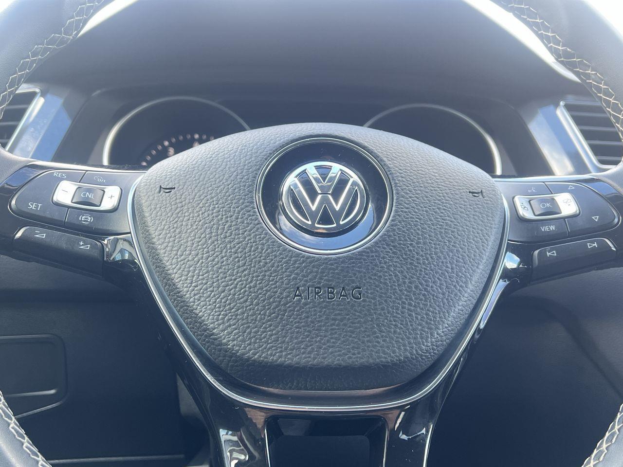 2021 Volkswagen Tiguan Comfortline AWD, LEATHER HEATED SEATS, NAVIGATION, BACK UP CAM!! Photo