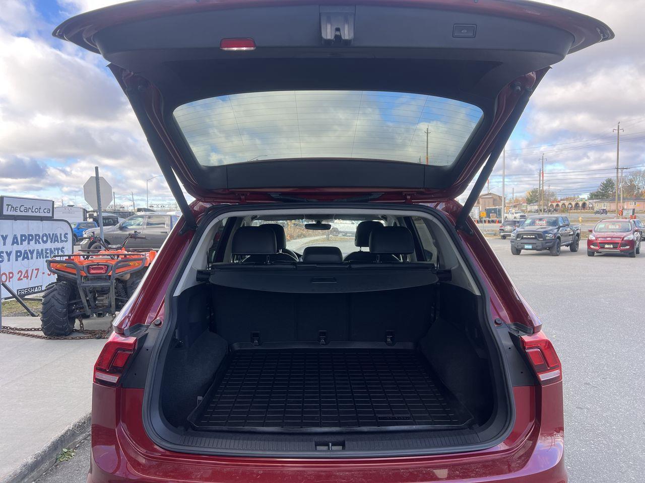 2021 Volkswagen Tiguan Comfortline AWD, LEATHER HEATED SEATS, NAVIGATION, BACK UP CAM!! Photo