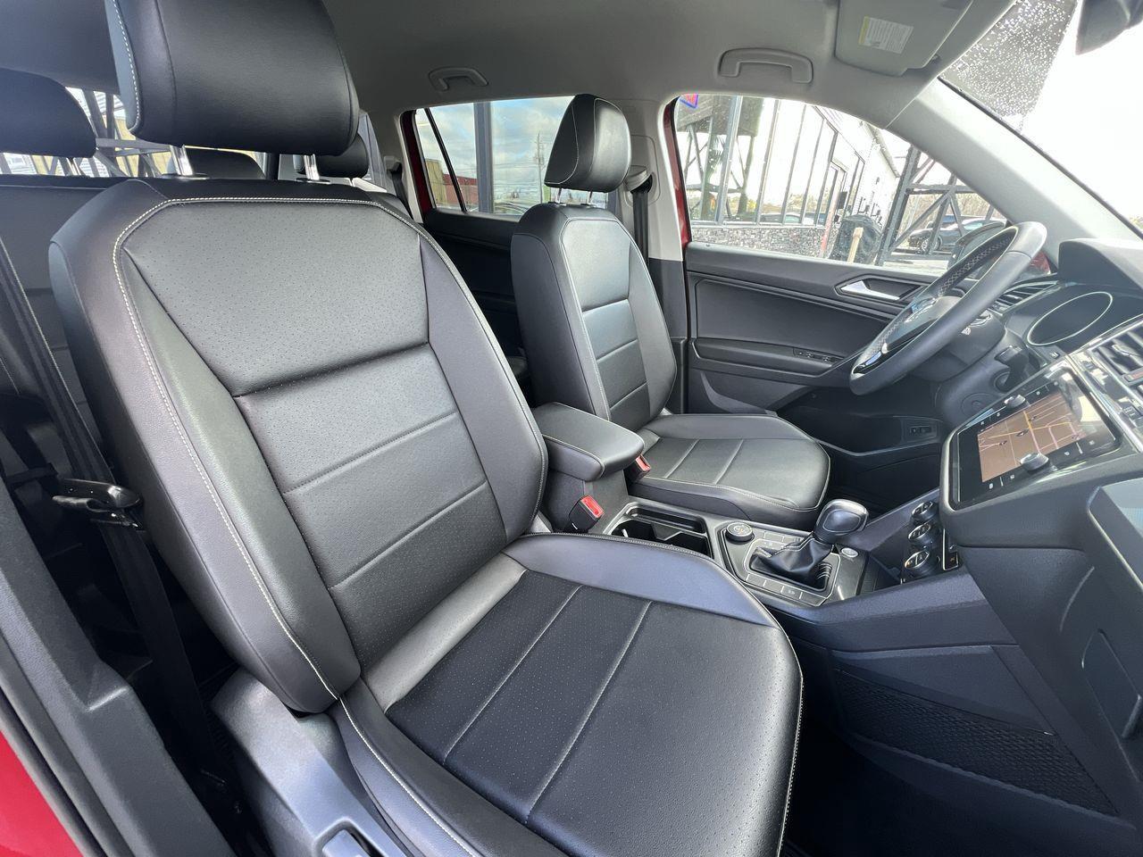 2021 Volkswagen Tiguan Comfortline AWD, LEATHER HEATED SEATS, NAVIGATION, BACK UP CAM!! Photo