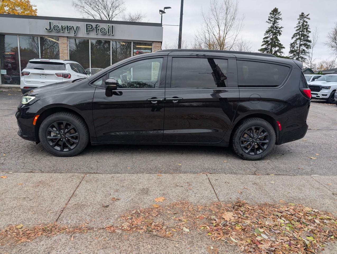 2021 Chrysler Pacifica Touring L AWD "S" APEARENCE PACKAGE Photo