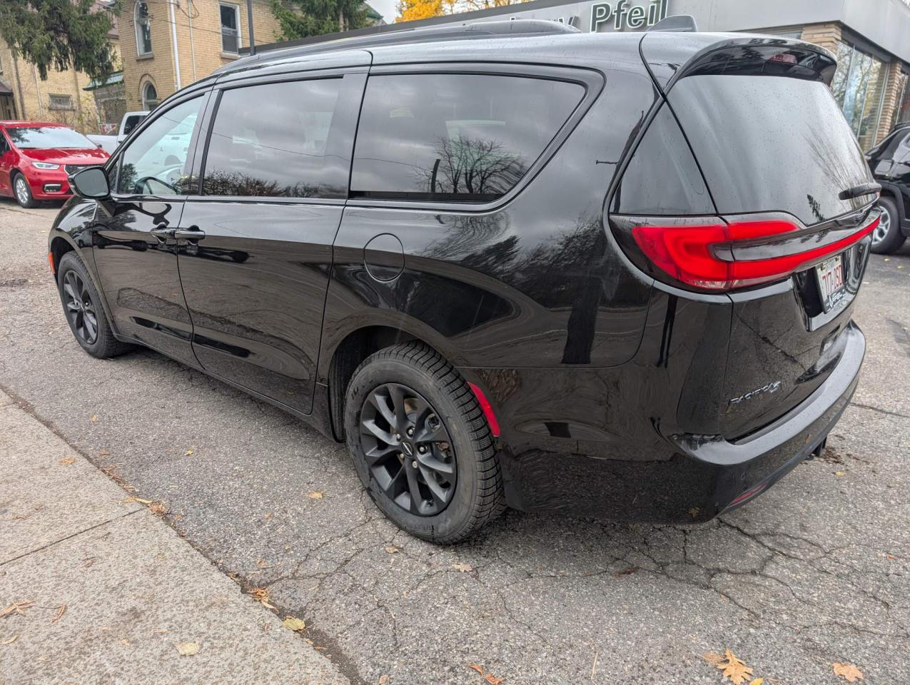 2021 Chrysler Pacifica Touring L AWD "S" APEARENCE PACKAGE Photo2