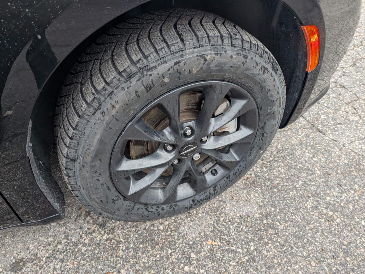 2021 Chrysler Pacifica Touring L AWD "S" APEARENCE PACKAGE Photo