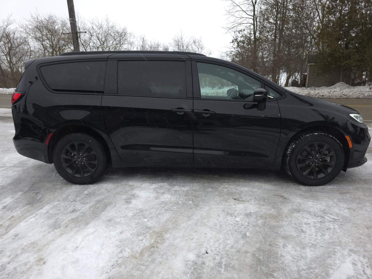 2021 Chrysler Pacifica Touring L AWD "S" APEARENCE PACKAGE Photo3