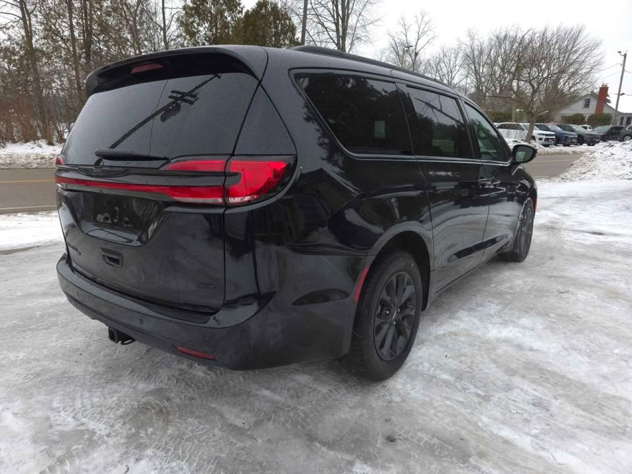 2021 Chrysler Pacifica Touring L 7 PASSENGER! AWD! "S" SPORTS APPERANCE! Photo