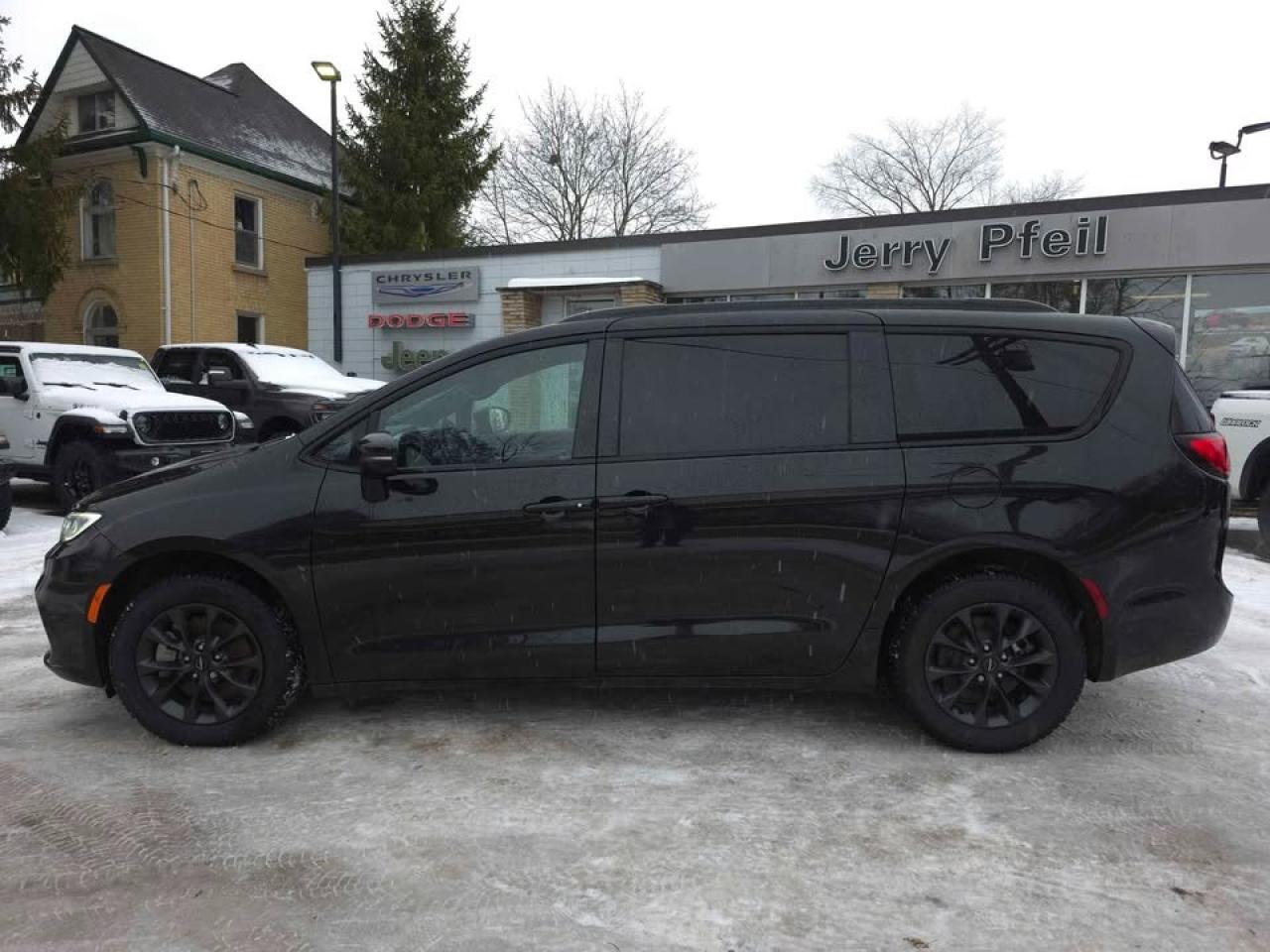 2021 Chrysler Pacifica Touring L 7 PASSENGER! AWD! "S" SPORTS APPERANCE! Photo