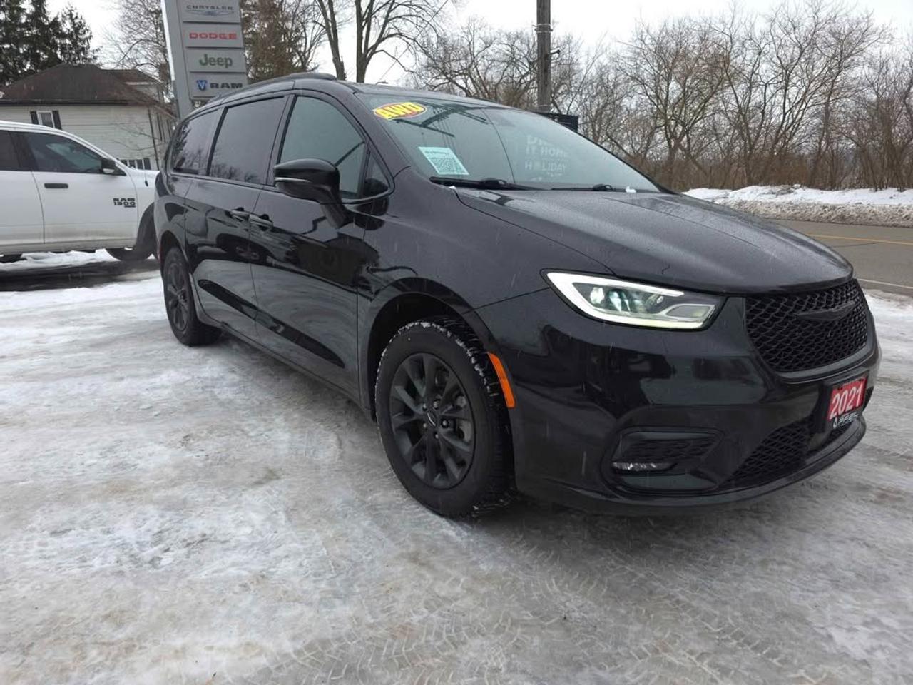 2021 Chrysler Pacifica Touring L 7 PASSENGER! AWD! "S" SPORTS APPERANCE! Photo2