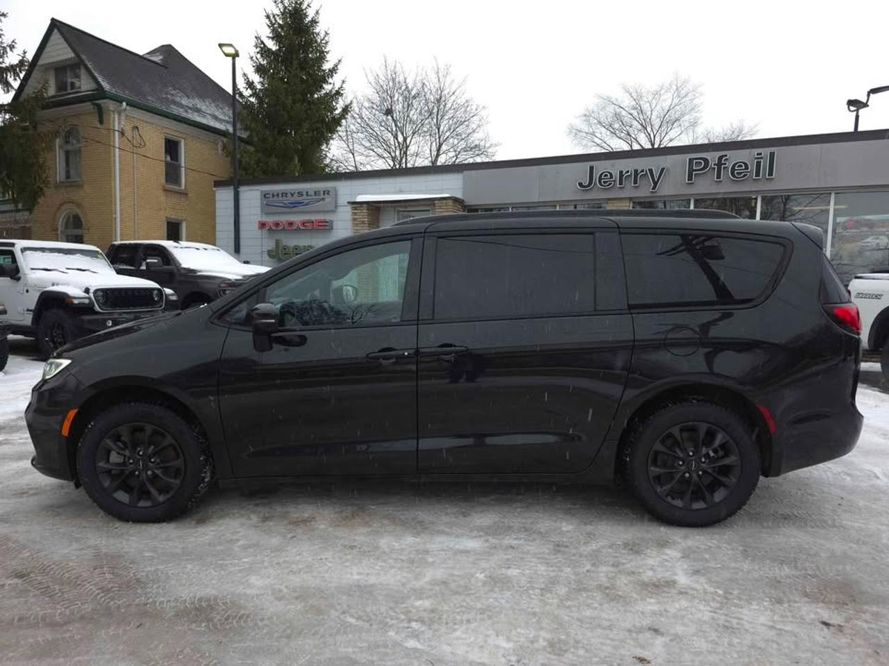 2021 Chrysler Pacifica Touring L 7 PASSENGER! AWD! "S" SPORTS APPERANCE! Photo