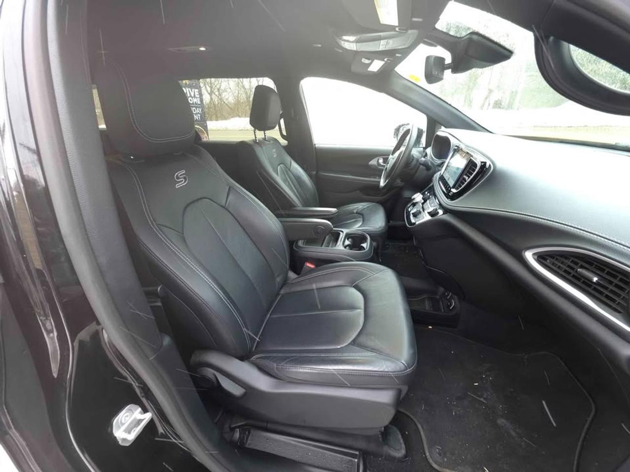 2021 Chrysler Pacifica Touring L 7 PASSENGER! AWD! "S" SPORTS APPERANCE! Photo